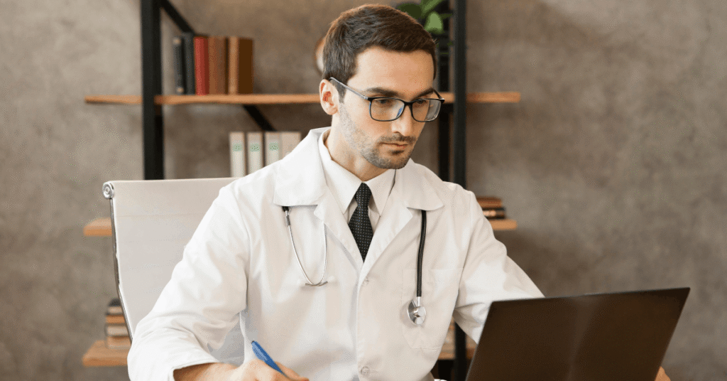 Doctor estudiando