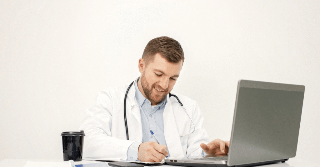 Doctor en computadora